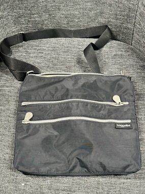 Baggallini Black Nylon Messenger Crossbody Bag